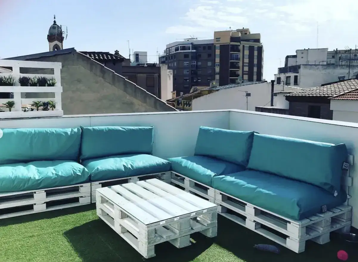Sof&aacute; y mesa de centro hechos con palets, una idea genial para saber como hacer un sofa con palets y decorar tu terraza.