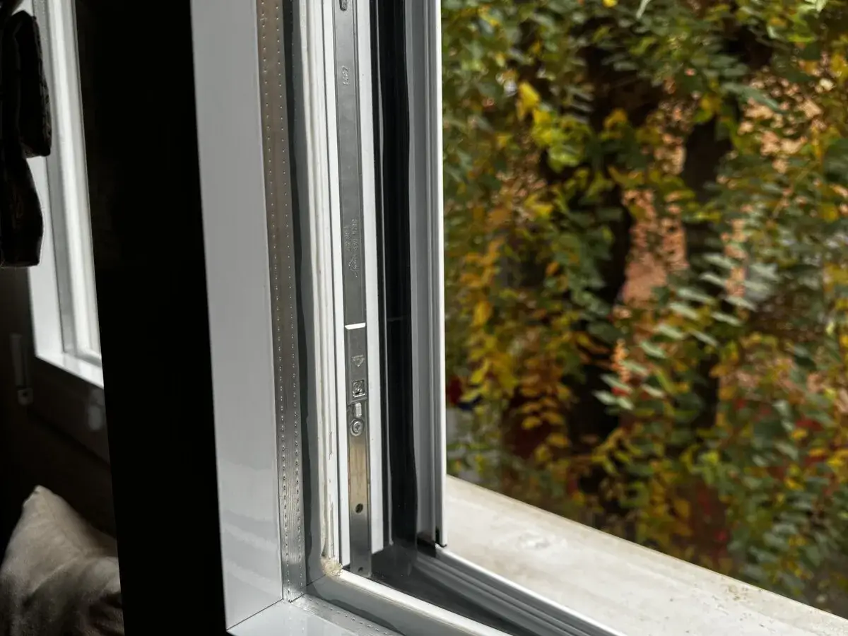 Ventana con vidrio 4/16/4 bajo emisivo, que permite disfrutar del follaje otoñal.