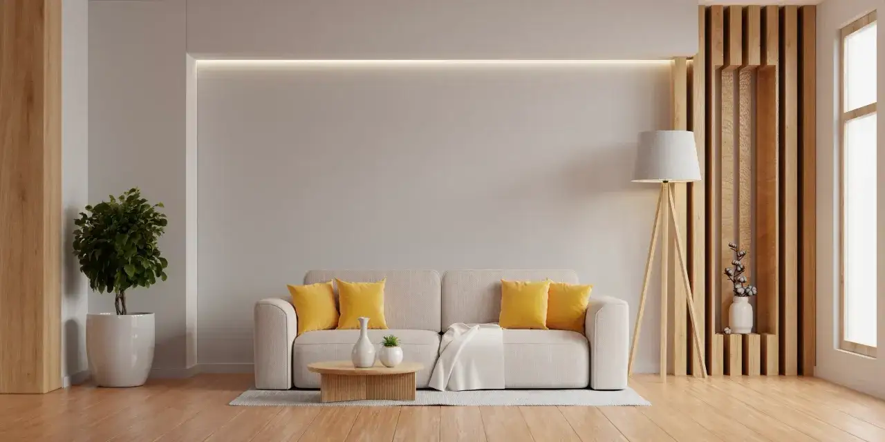 Sof&aacute; beige con cojines amarillos, mesa de centro de madera, planta y l&aacute;mpara de pie. Ideas de interiores de casas modernas y acogedoras.