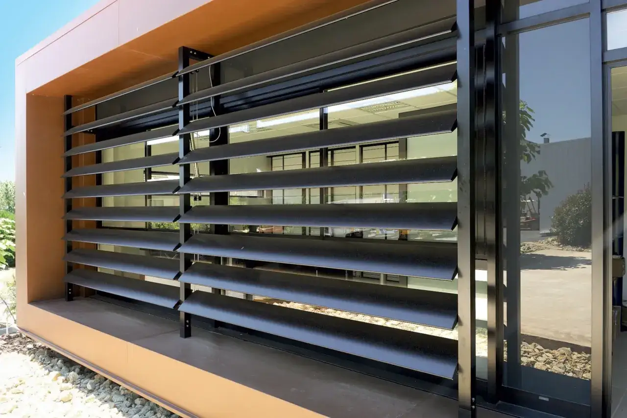 Ventanas con lamas orientadas al oeste, maximizando las ventajas de la luz natural y el control solar.