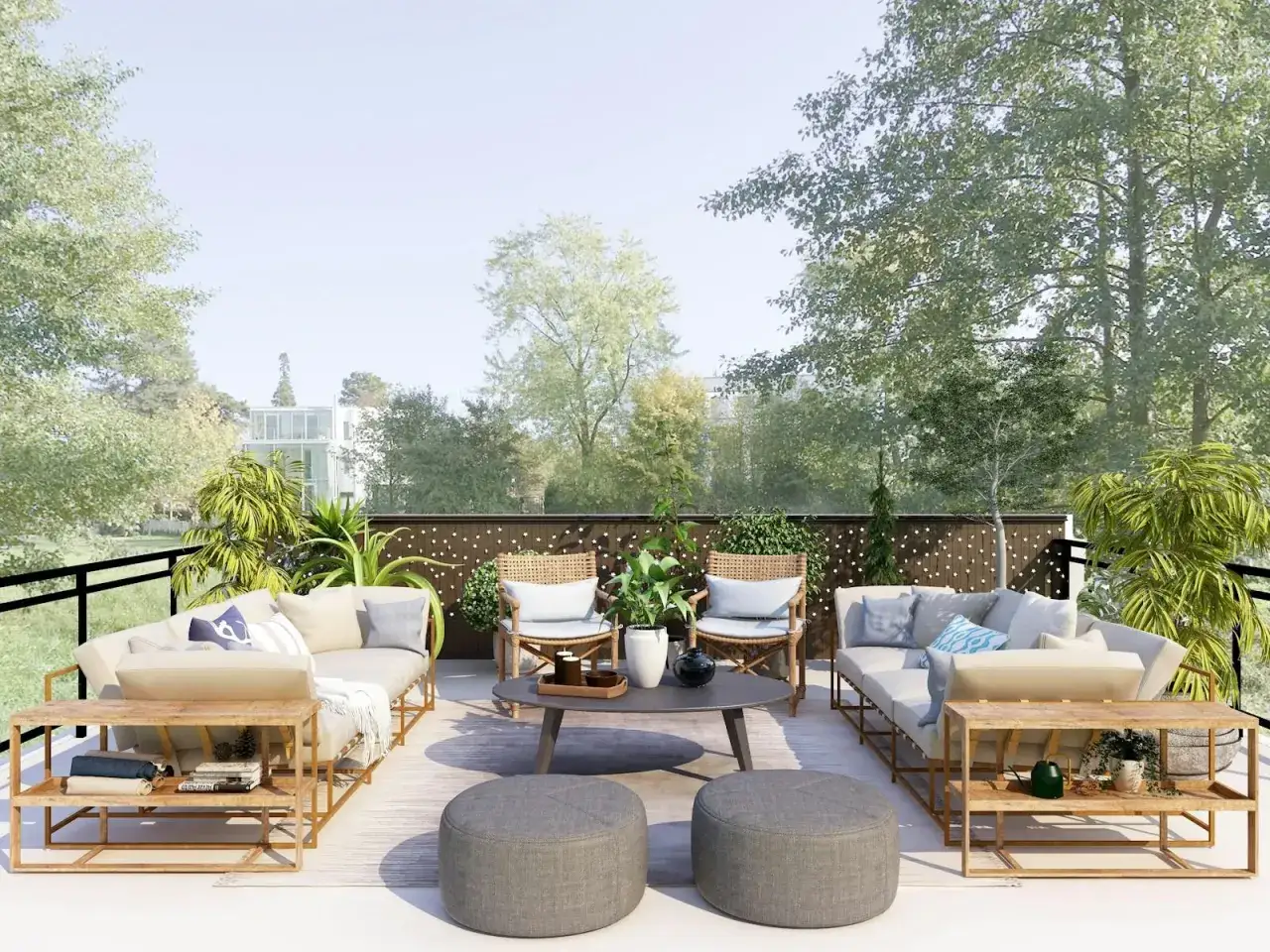 Elegantes patios de lujo con sofás, sillones y mesas de centro, rodeados de vegetación y con vistas a un edificio moderno.