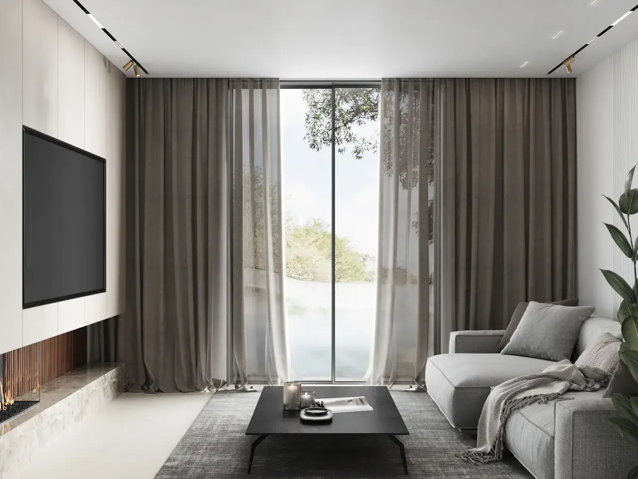Sofisticado salón con chimenea, sofá gris y diferentes tipos de cortinas que enmarcan un gran ventanal con vistas al exterior.