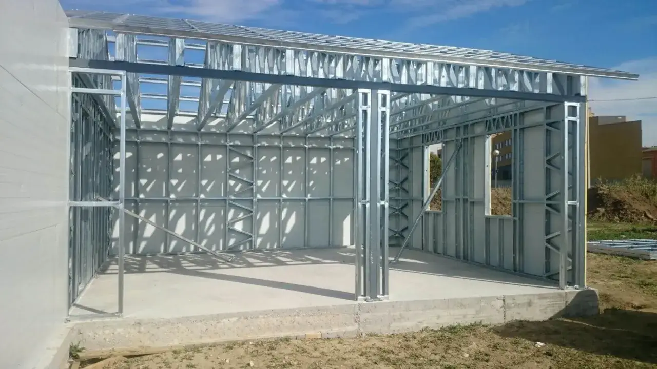 Estructura de steel framing en construcci&oacute;n, con paredes y techo met&aacute;licos, lista para ser revestida.