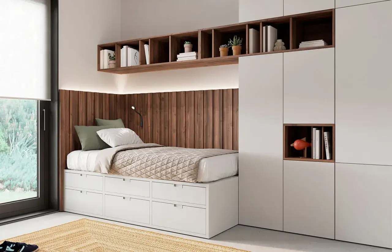 Plano dormitorio 9 metros cuadrados: cama con almacenaje, cabecero de madera, estanter&iacute;as y armario empotrado.