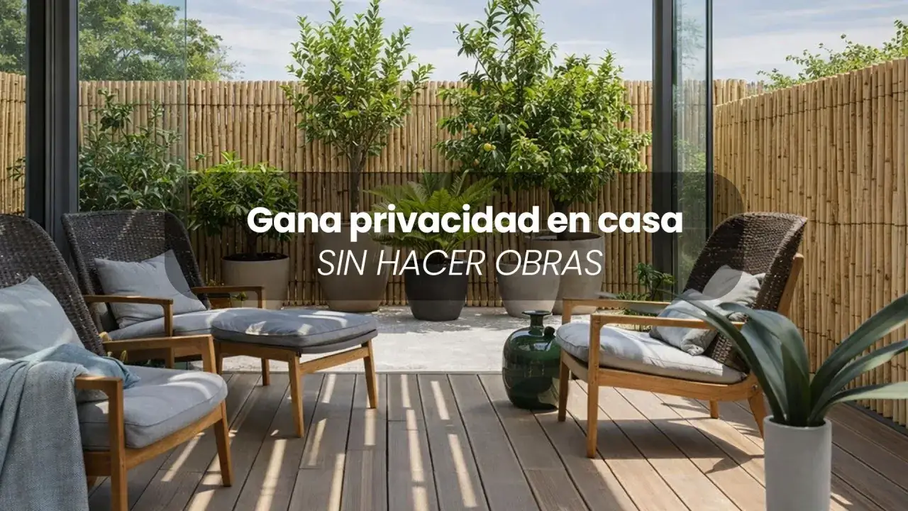 Terraza con muebles c&oacute;modos y plantas. Una valla de bamb&uacute; ayuda como tapar la vista del vecino en terraza, ganando privacidad sin obras.