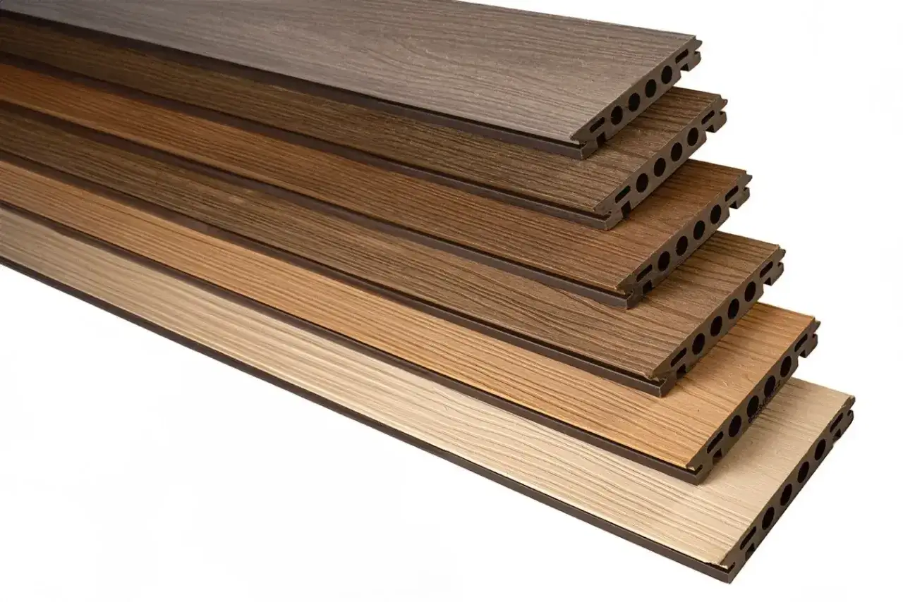 Tablas de madera composite en diferentes tonos, apiladas en diagonal. Cada tabla tiene un acabado texturizado que imita la madera natural.