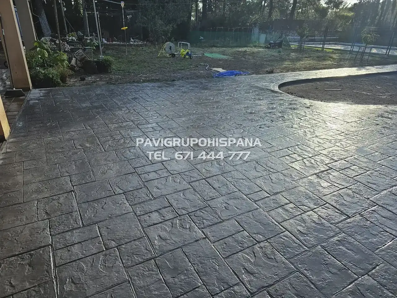 Pavimento de hormig&oacute;n impreso con acabado de piedra. Ideal para exteriores, como hacer hormig&oacute;n impreso de forma profesional.