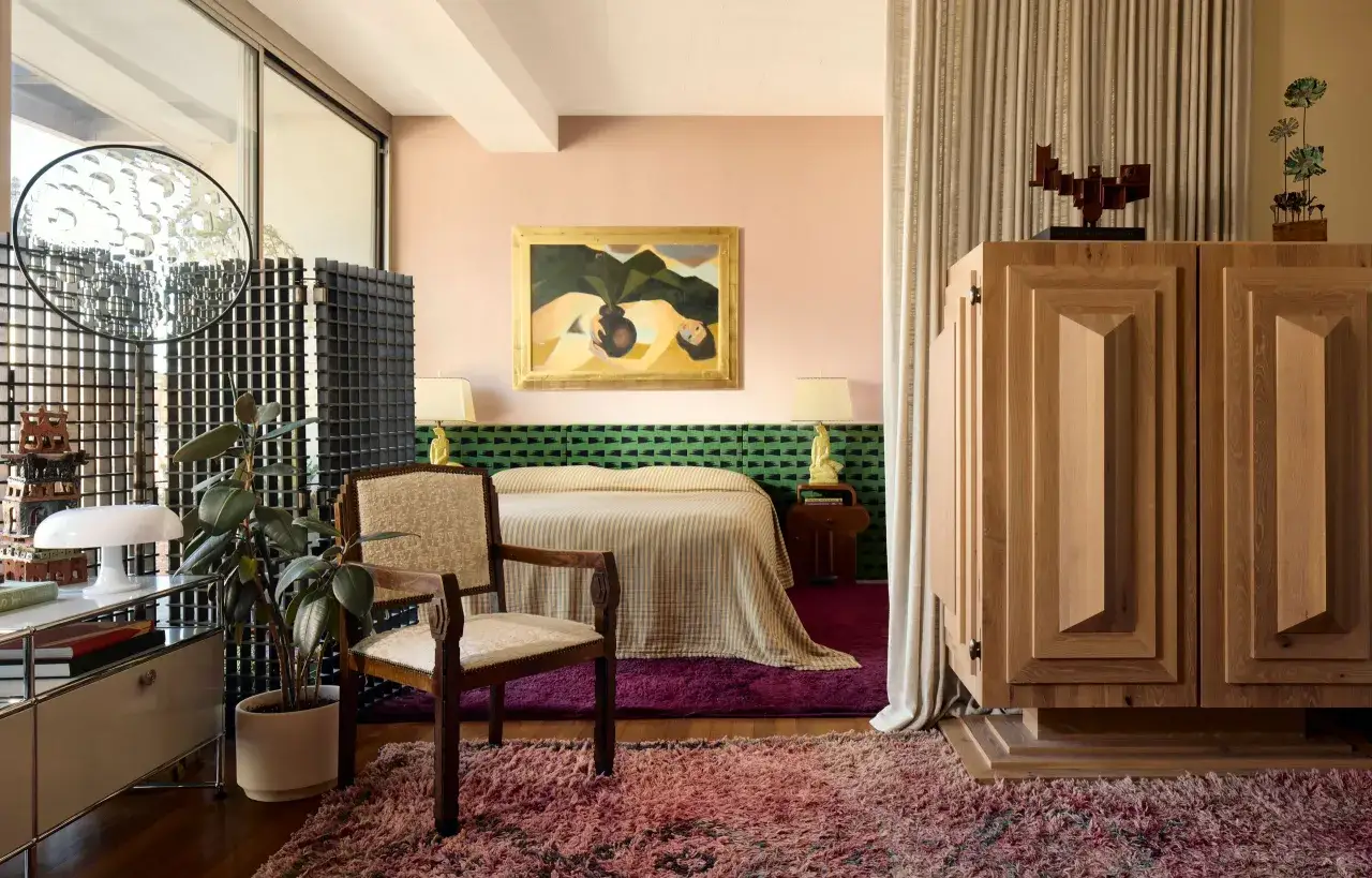 Dormitorio con varios tipos de alfombras: una rosa mullida, una morada y otra con estampado geom&eacute;trico.