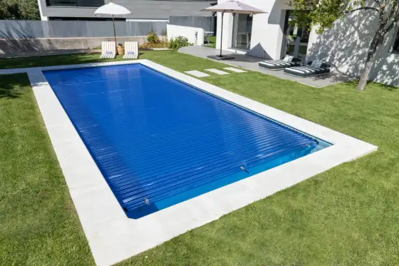Climatizar piscina exterior: ¿Qué sistema elegir y no arruinarse?