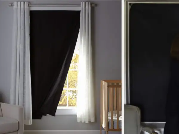 Habitación infantil con cuna y una ventana sin persiana, cubierta por cortinas blancas y un panel negro para oscurecer.