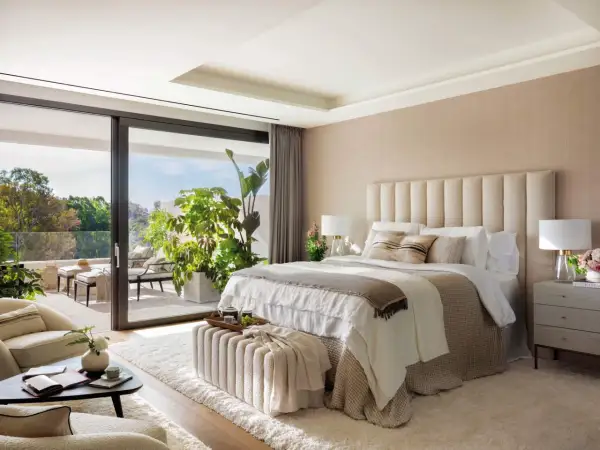 Habitación serena con cama king, terraza y mucha luz natural. Tonos neutros y texturas suaves crean los colores para habitaciones perfectos.