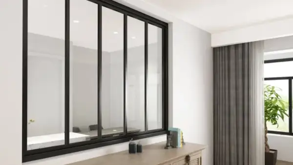 Amplio ventanal con **vidrio laminado de seguridad** y marco negro, reflejando una sala de reuniones. Cortinas grises y una planta adornan el espacio.