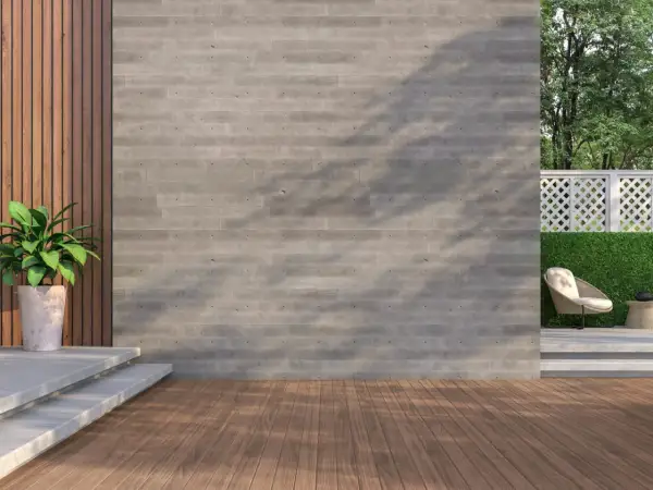 Pared de hormigón impreso con textura de madera, ideal para exteriores. Aprende como hacer hormigon impreso para tu jardín.