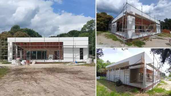 Construir una casa desde cero precio: estructura moderna en construcción, con andamios y materiales a la vista.
