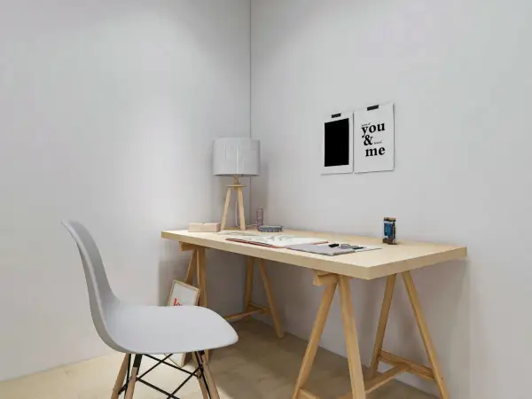 Un escritorio minimalista con tablero de madera, una silla blanca y dos cuadros decorativos. Ideal para hacer escritorio con tablero y crear un espacio de trabajo inspirador.