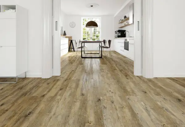 Un suelo de madera rústica que invita a cambiar el suelo de tu casa. Cocina y comedor modernos con luz natural.