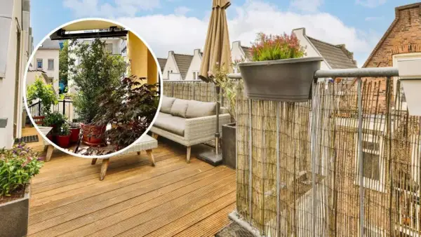 Disfruta de la intimidad en esta terraza ático con muebles cómodos y vegetación exuberante.