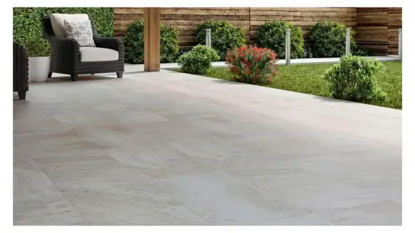 Terraza moderna con mobiliario de exterior y césped. El suelo de baldosas claras es el mejor suelo para exterior, duradero y elegante.